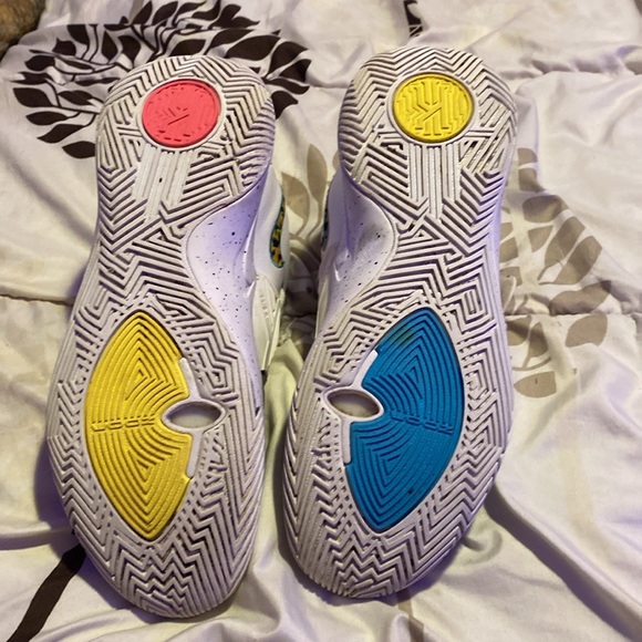Nike Kyrie 3s - Picture 5 of 6